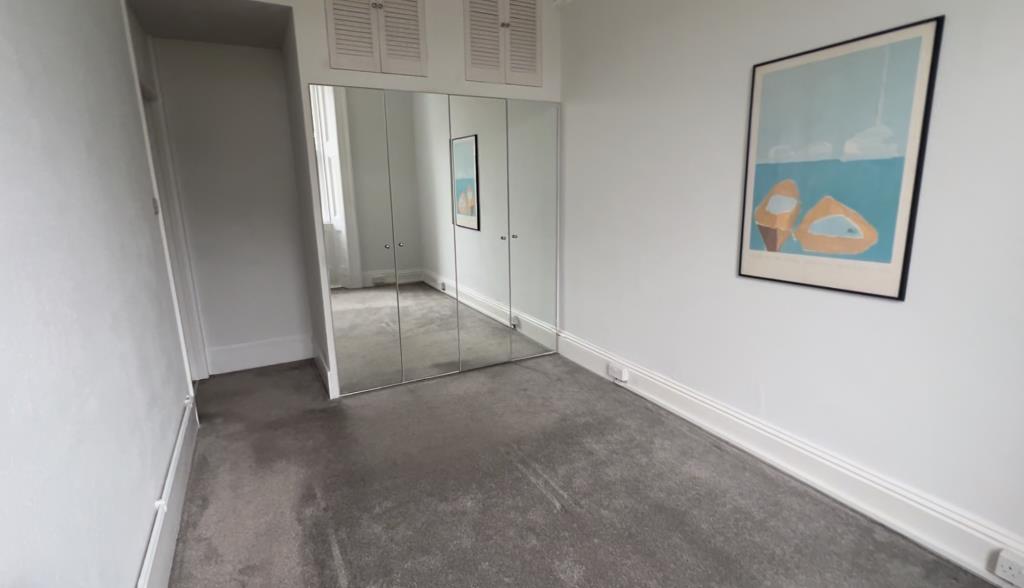 Lot: 91 - GROUND FLOOR FLAT FOR UPDATING - Bedroom photo showing mirror wardrobes